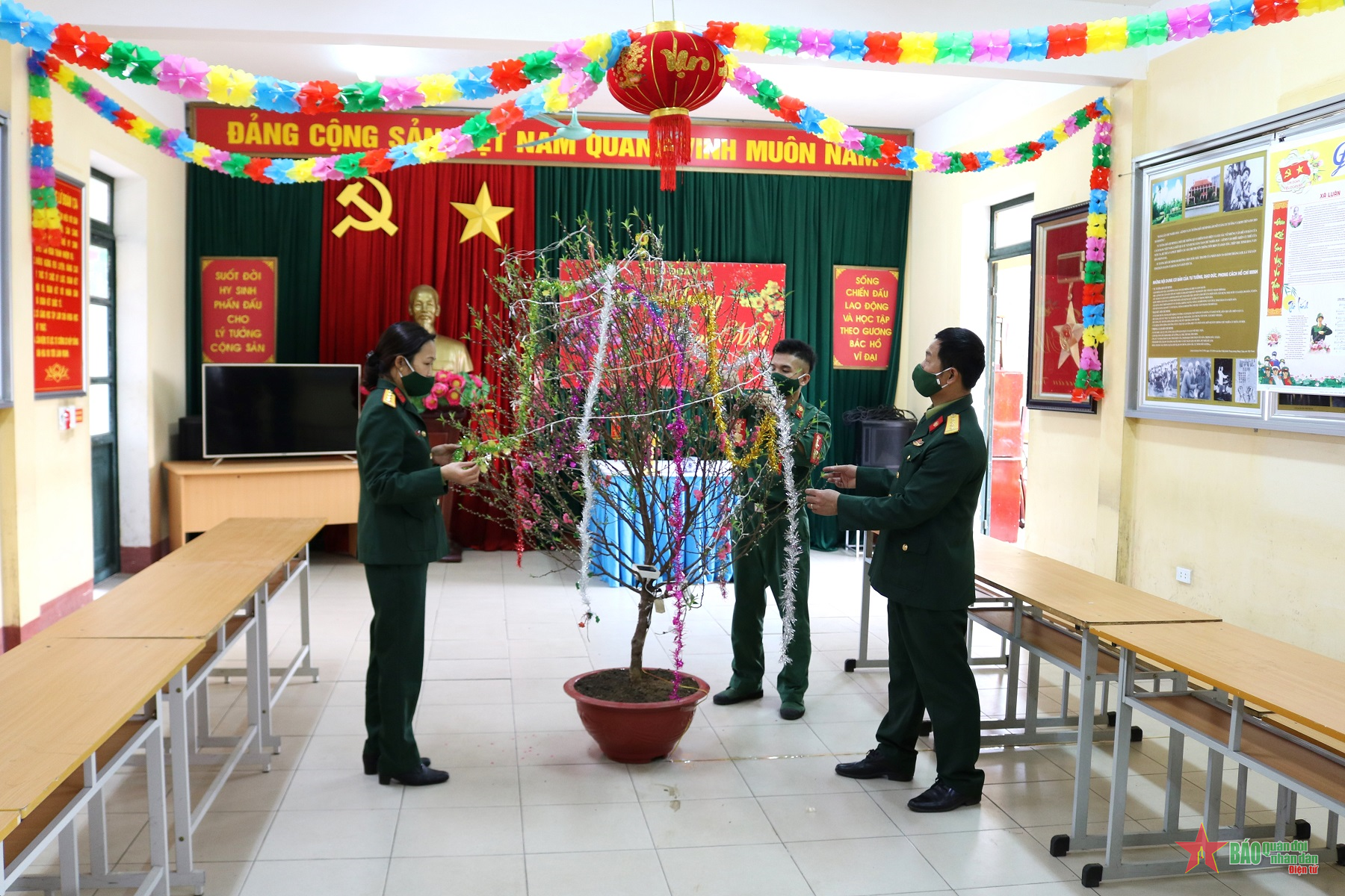 Xuân về trên những trạm thông tin